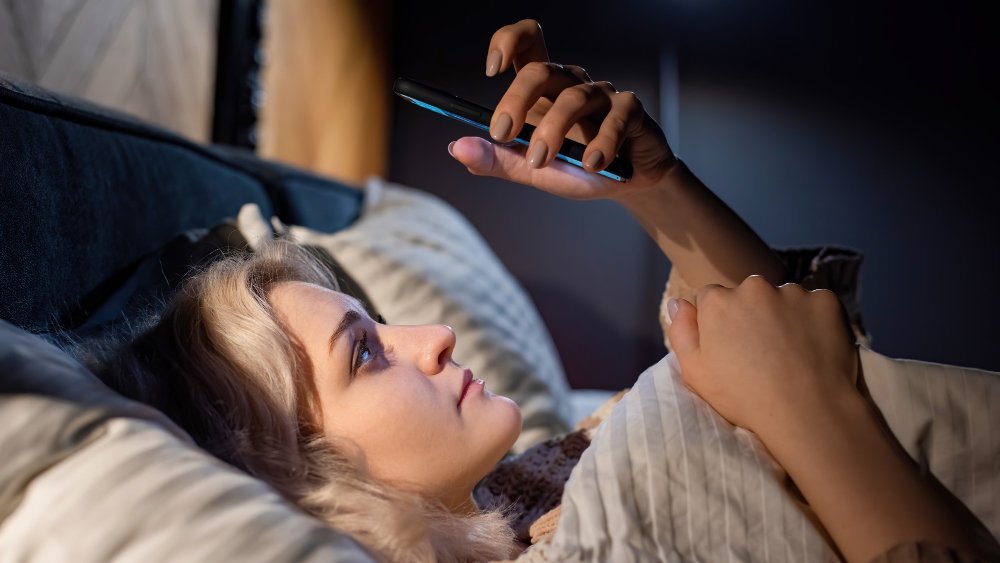 luz do celular atrapalha o sono